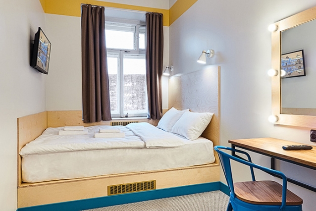 Side photo. хостелы в санкт петербурге с двуспальной кроватью