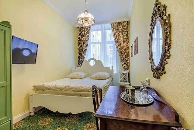 Side photo. отель петербург номер с двуспальной кроватью